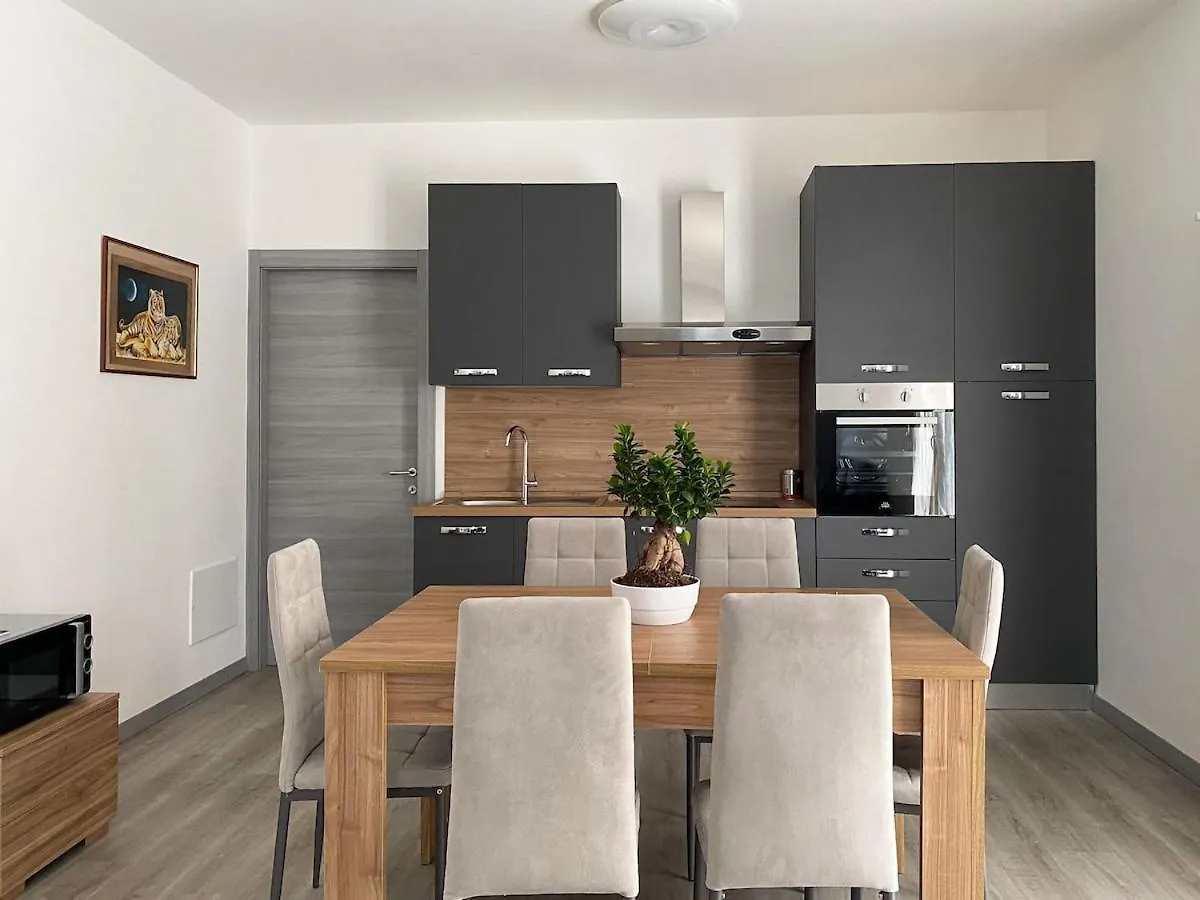 Dalia Lakefront Apartment 시르미오네